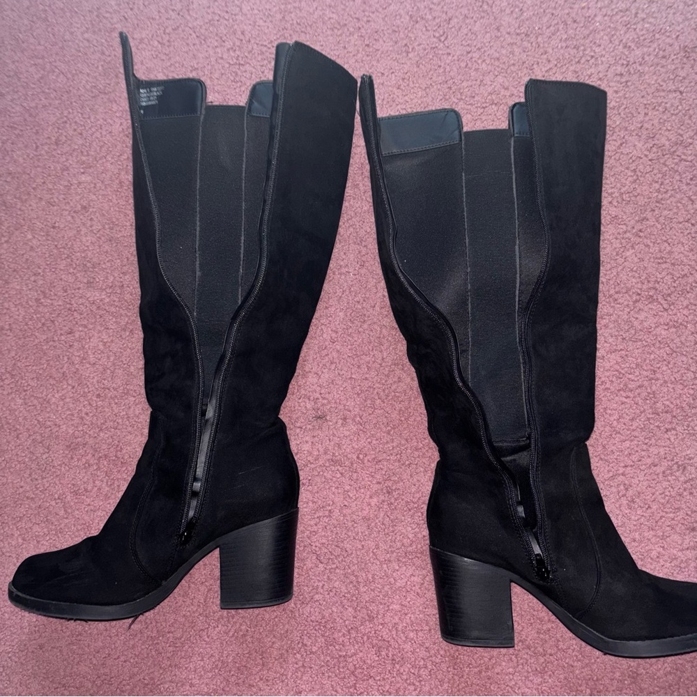 Women's Black Knee-High Block Heel Boots - Picture 12 of 16